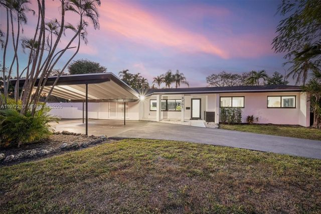 8201 SW 151st St, Palmetto Bay, FL 33158