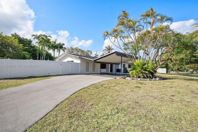 8201 SW 151st St, Palmetto Bay, FL 33158