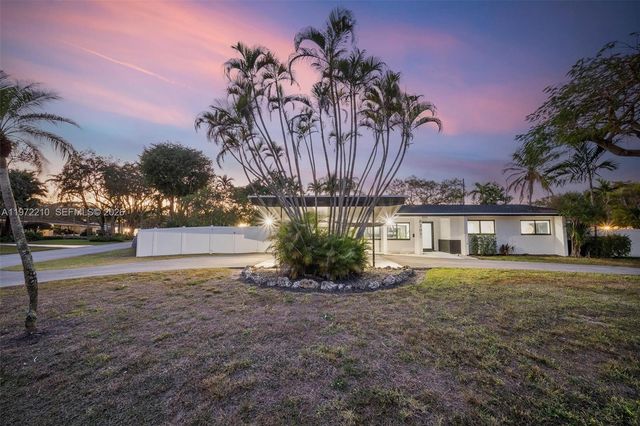 8201 SW 151st St, Palmetto Bay, FL 33158