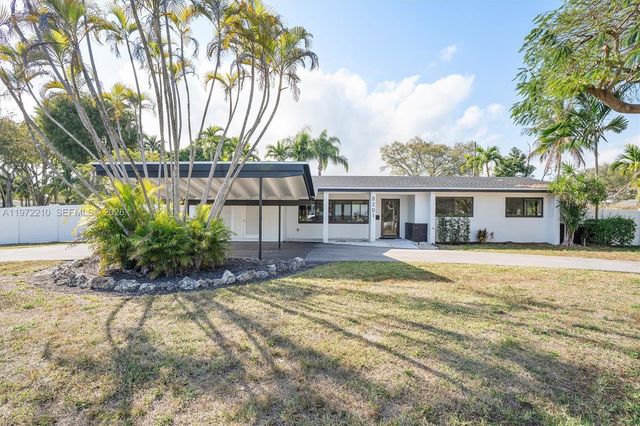 8201 SW 151st St, Palmetto Bay, FL 33158