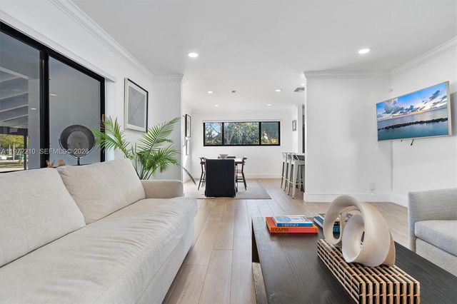 8201 SW 151st St, Palmetto Bay, FL 33158