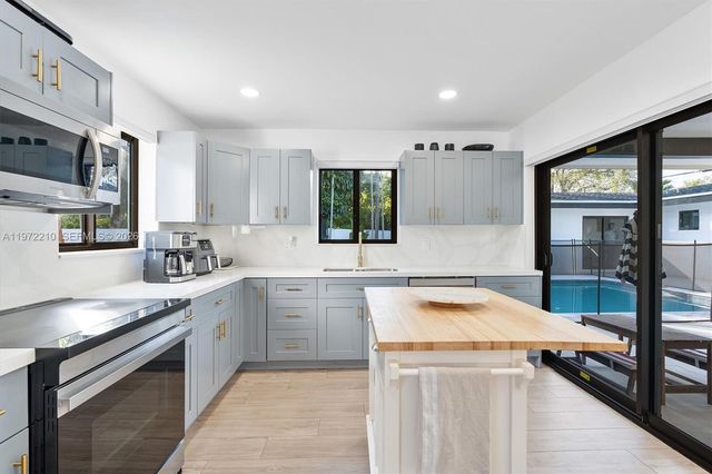 8201 SW 151st St, Palmetto Bay, FL 33158