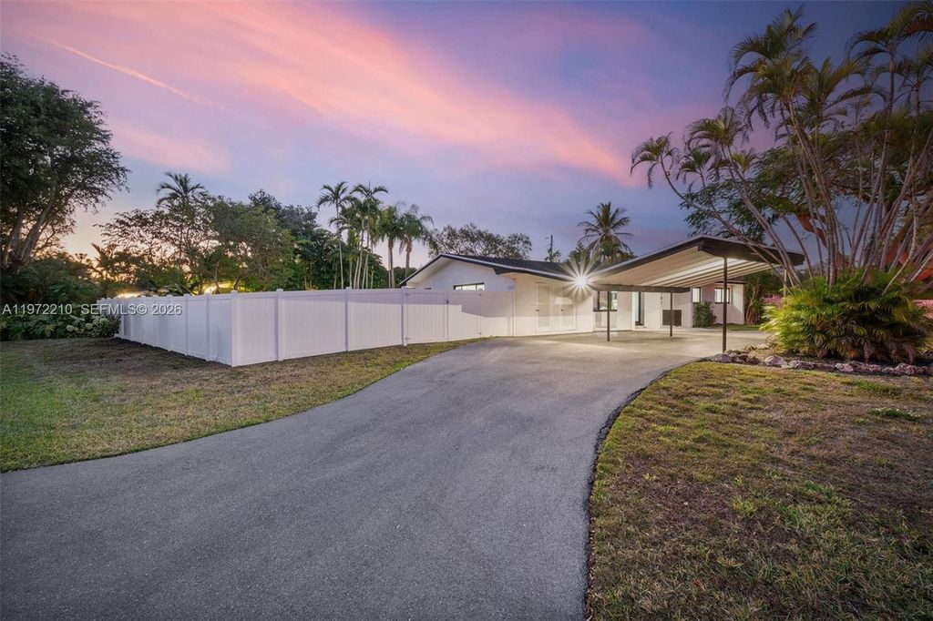 8201 SW 151st St, Palmetto Bay, FL 33158