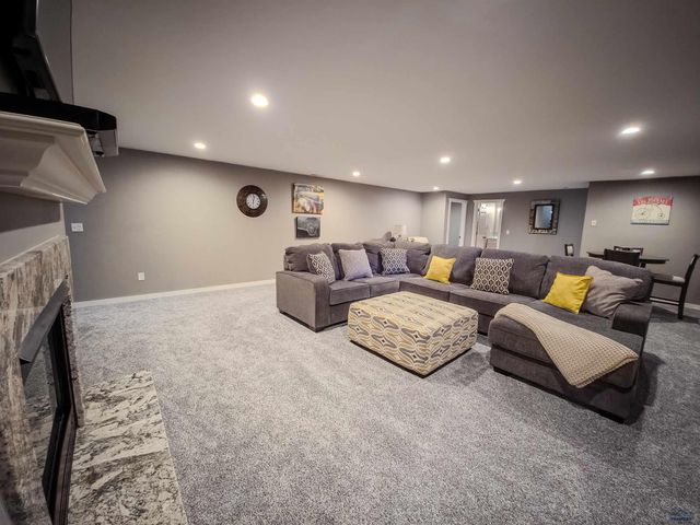 2702 WILDHORSE DR, Rapid City, SD 57703