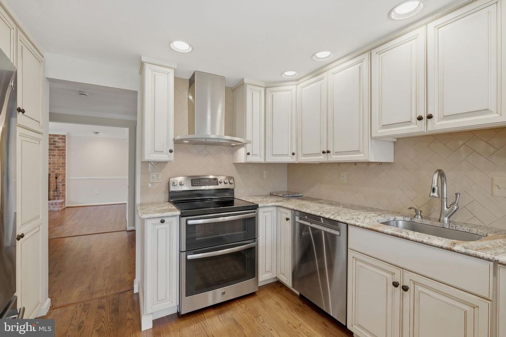 Image 16 of property listing at 1429 LONGHILL DR, Rockville, MD 20854