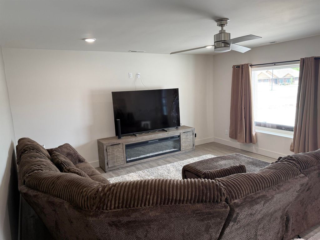 742 N Clark St, Powell, WY 82435 photo 2