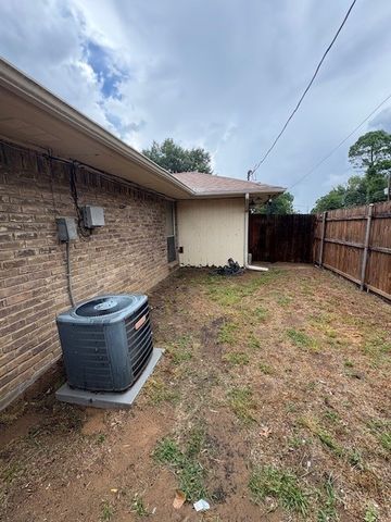 715 Oakwood Lane A, Arlington, TX 76012