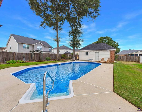223 Twelve Oaks Drive, Warner Robins, GA 31088