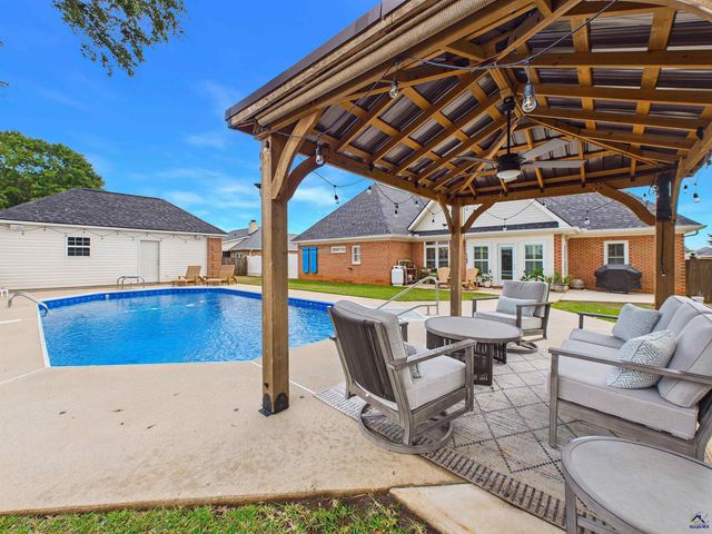 223 Twelve Oaks Drive, Warner Robins, GA 31088