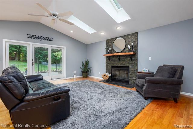 2900 Lynn Drive, White Lake, MI 48386