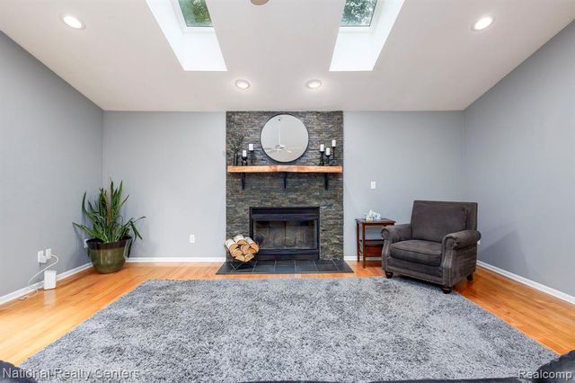 2900 Lynn Drive, White Lake, MI 48386