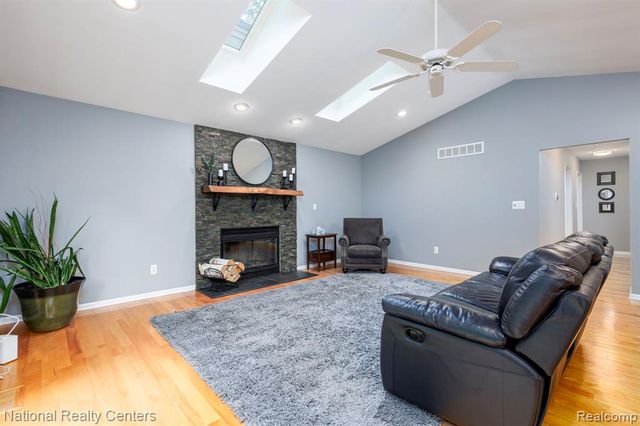 2900 Lynn Drive, White Lake, MI 48386