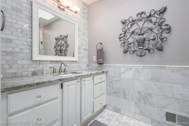 2900 Lynn Drive, White Lake, MI 48386