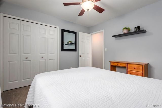 2900 Lynn Drive, White Lake, MI 48386