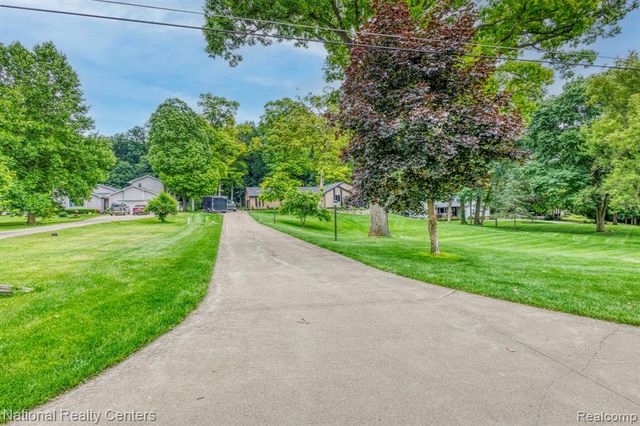 2900 Lynn Drive, White Lake, MI 48386