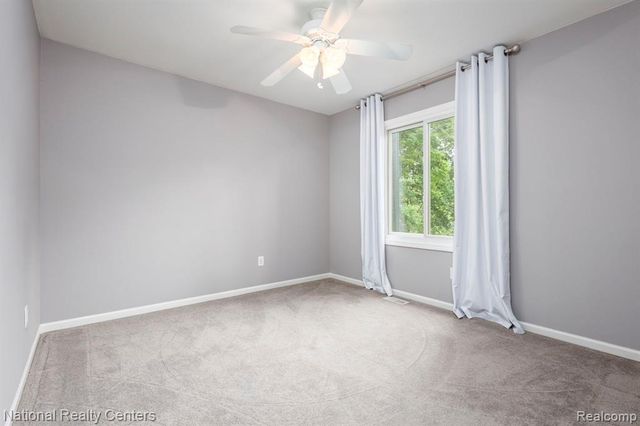2900 Lynn Drive, White Lake, MI 48386