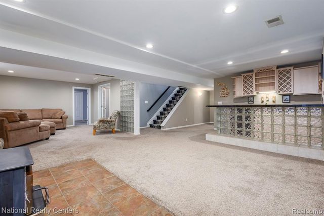 2900 Lynn Drive, White Lake, MI 48386