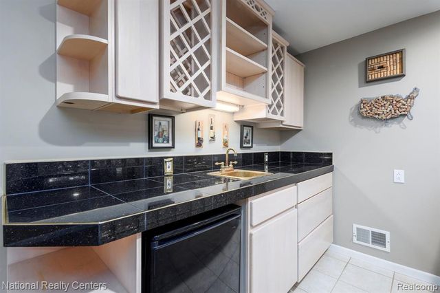 2900 Lynn Drive, White Lake, MI 48386