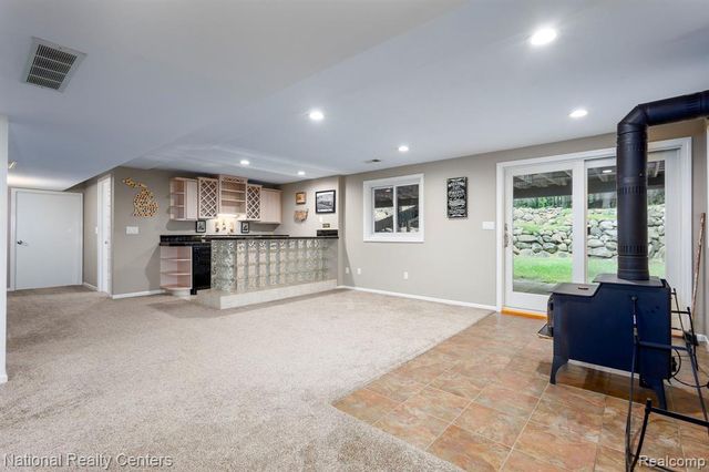 2900 Lynn Drive, White Lake, MI 48386