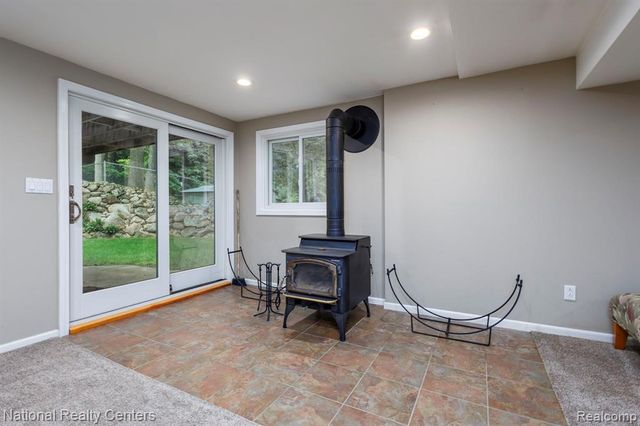 2900 Lynn Drive, White Lake, MI 48386