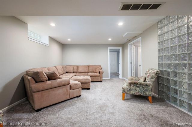 2900 Lynn Drive, White Lake, MI 48386