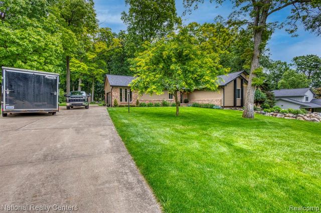 2900 Lynn Drive, White Lake, MI 48386
