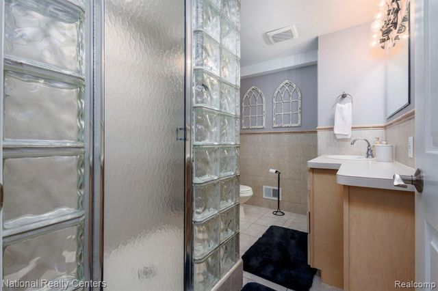 2900 Lynn Drive, White Lake, MI 48386