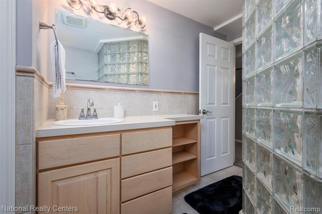 2900 Lynn Drive, White Lake, MI 48386
