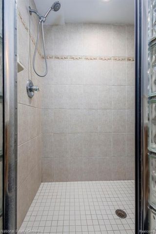 2900 Lynn Drive, White Lake, MI 48386