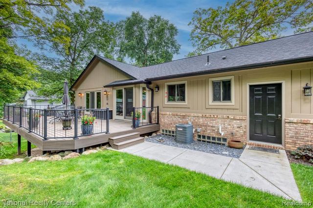 2900 Lynn Drive, White Lake, MI 48386