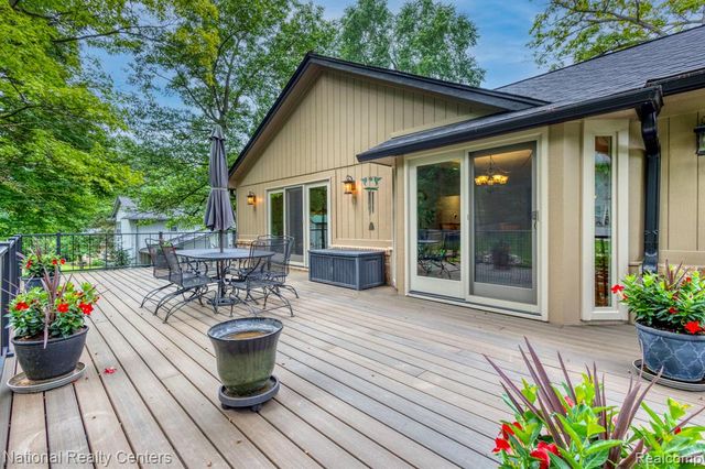 2900 Lynn Drive, White Lake, MI 48386