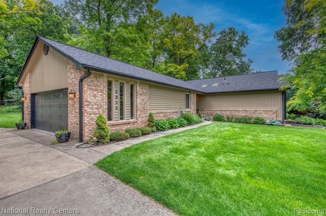 2900 Lynn Drive, White Lake, MI 48386