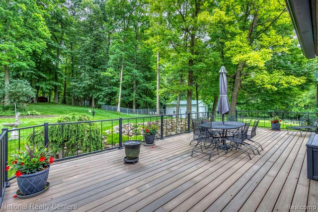 2900 Lynn Drive, White Lake, MI 48386