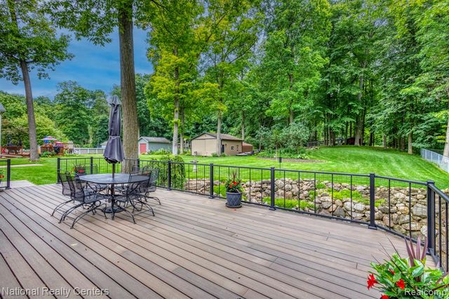 2900 Lynn Drive, White Lake, MI 48386