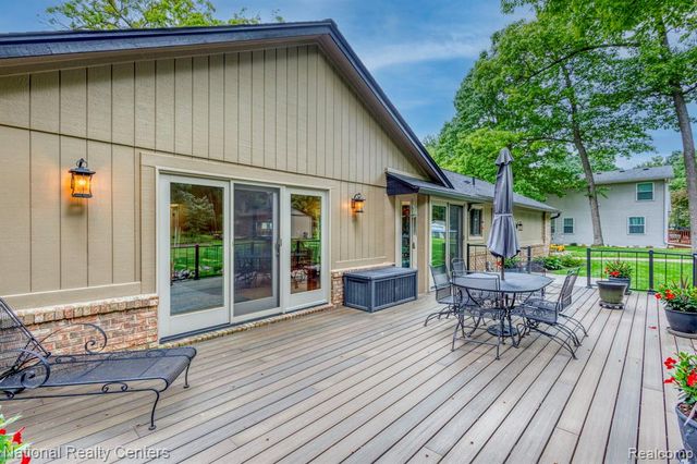 2900 Lynn Drive, White Lake, MI 48386