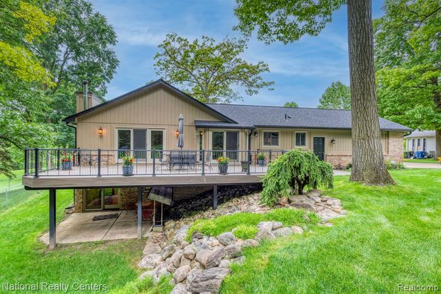 2900 Lynn Drive, White Lake, MI 48386