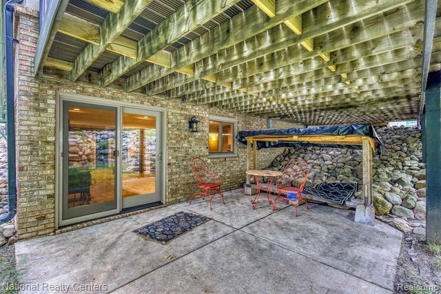 2900 Lynn Drive, White Lake, MI 48386