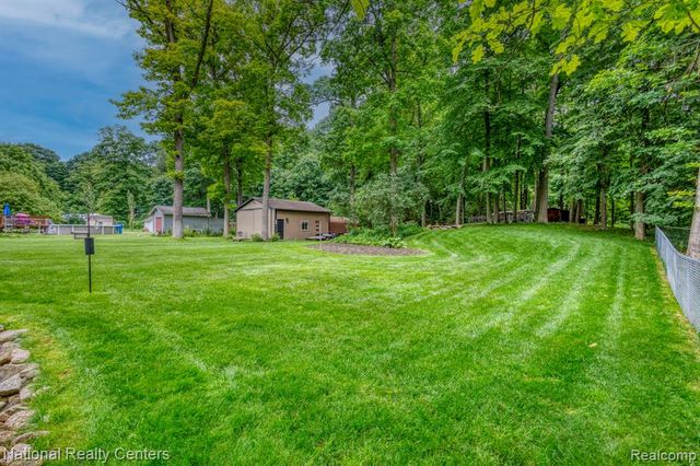 2900 Lynn Drive, White Lake, MI 48386