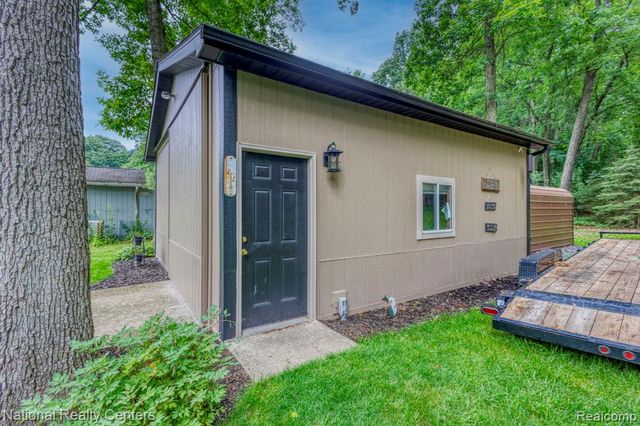2900 Lynn Drive, White Lake, MI 48386