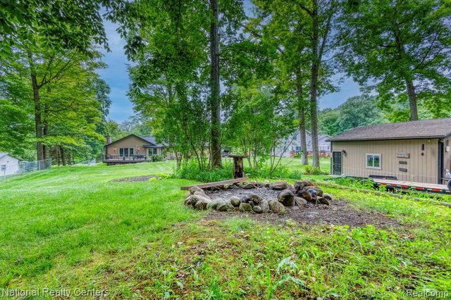 2900 Lynn Drive, White Lake, MI 48386