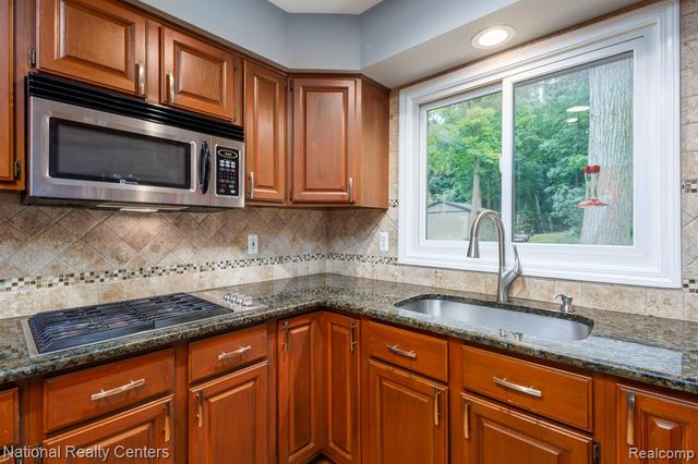 2900 Lynn Drive, White Lake, MI 48386