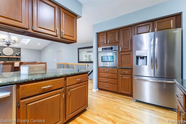 2900 Lynn Drive, White Lake, MI 48386