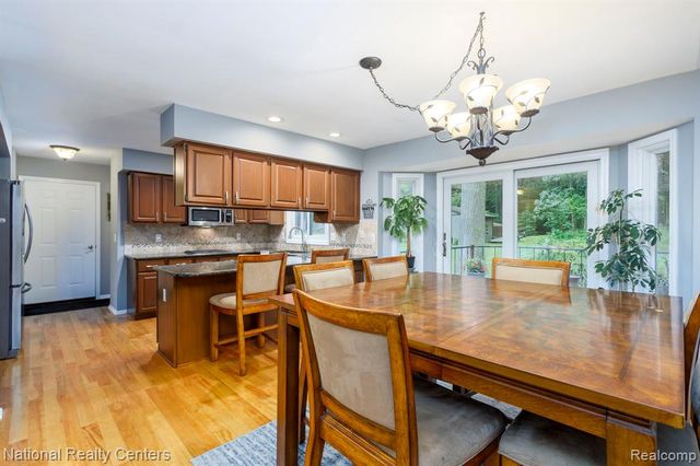 2900 Lynn Drive, White Lake, MI 48386