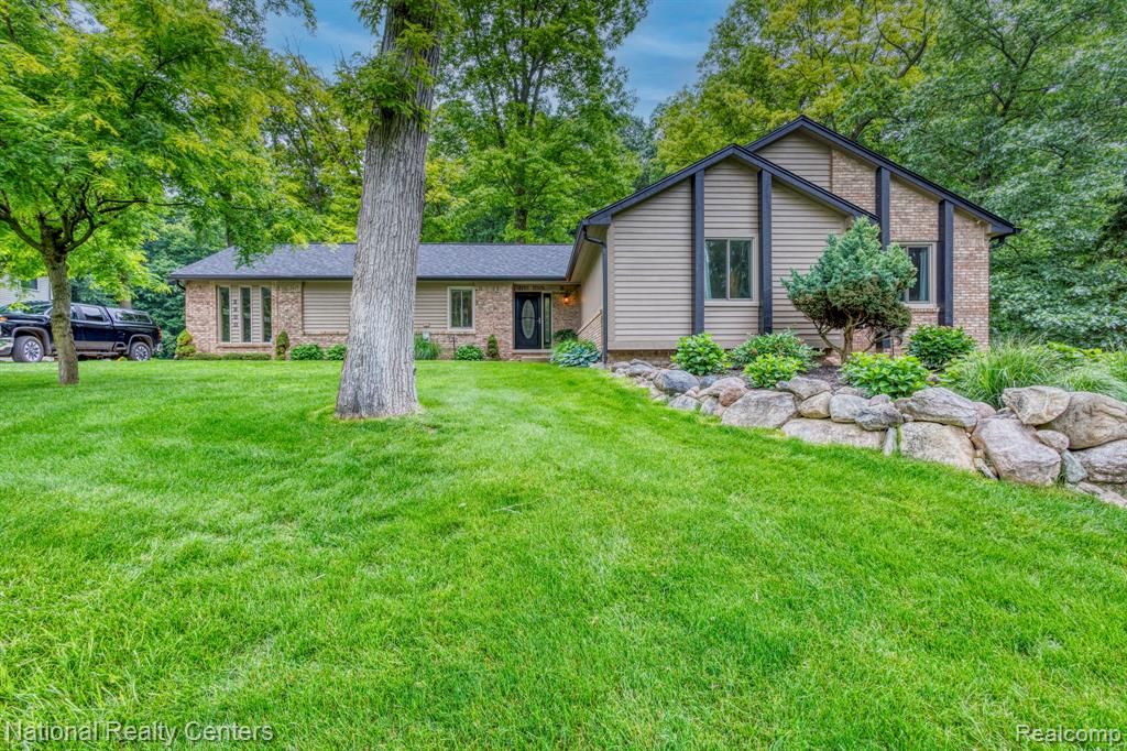 2900 Lynn Drive, White Lake, MI 48386