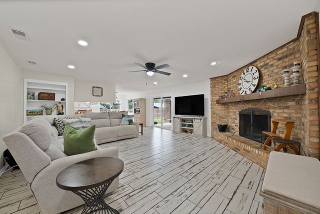 4025 Diamond Loch W, North Richland Hills, TX 76180