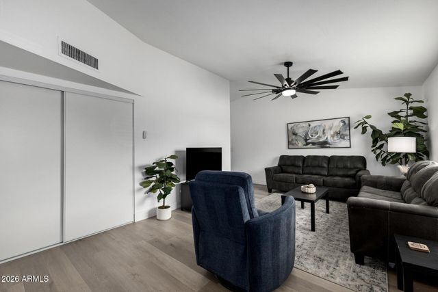 6620 W CHOLLA Street, Glendale, AZ 85304