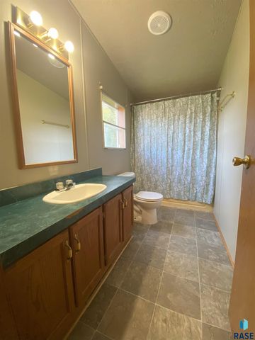 1303 E Iris Pl Place, Sioux Falls, SD 57103