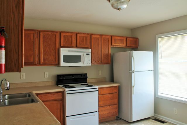 940 Kingsbury Dr Apt B, Clarksville, TN 37040