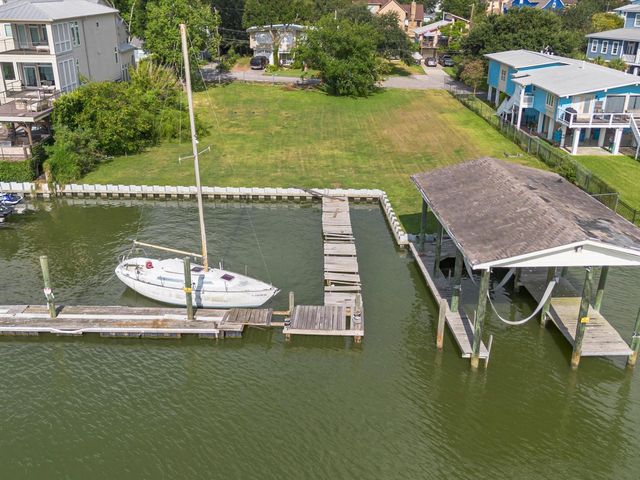 203 Blue Point Road, Clear Lake Shores, TX 77565