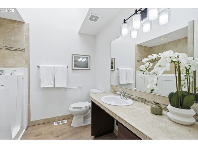 15893 Ne HOLLADAY St, Portland, OR 97230